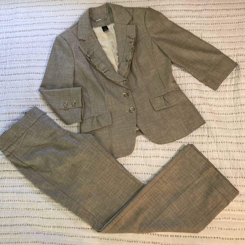 White House Black Market Taupe Suit Classic Feminine Equestrian Business Sz XS*